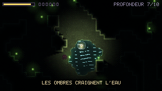 La luciole survole un bassin aux reflets bleus ; une ombre attend sur la rive.